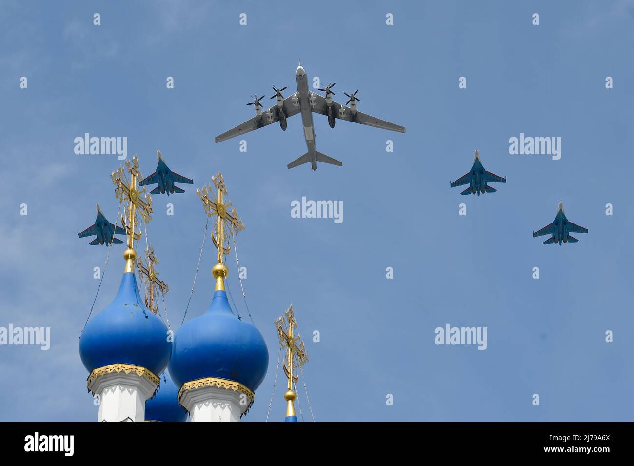 Moskau, Russland. 7.. Mai 2022. Ein russischer Tupolew TU-95MS und Sukhoi Su-35S Kampfflugzeuge fliegen über einer Kirche bei einer Probe der Siegesparade in Moskau, Russland, am 7. Mai 2022. Quelle: Alexander Zemlianichenko Jr/Xinhua/Alamy Live News Stockfoto