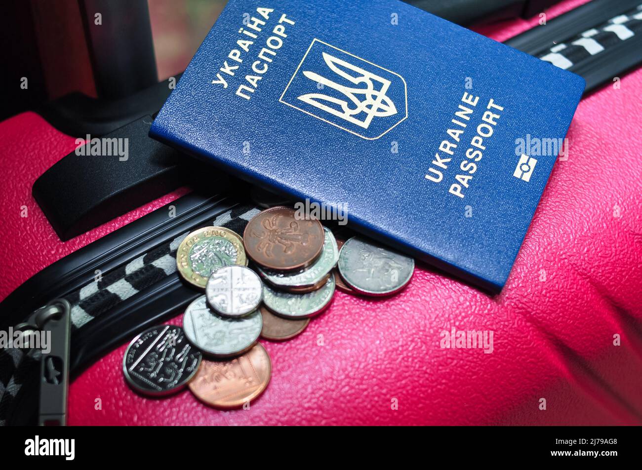 Ukrainische internationale Pass Pences und rosa Reisetasche von Flüchtling Stockfoto