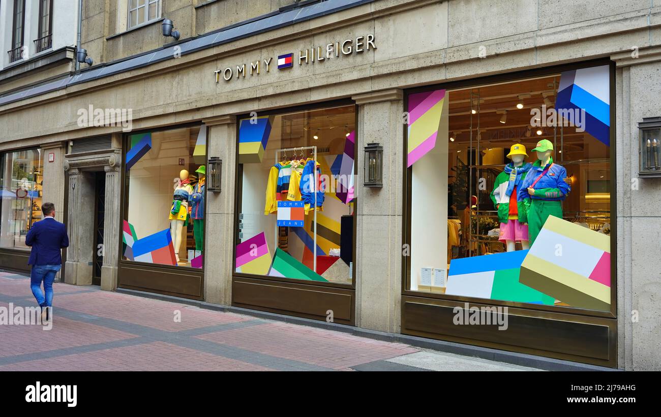 Außenansicht eines Tommy Hilfiger Stores an der Einkaufsmeile Schadowstraße in der Düsseldorfer Innenstadt. Stockfoto