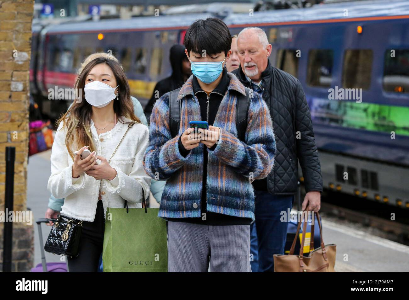 Ein Mann wird mit seinem Mobiltelefon gesehen. (Foto von Dinendra Haria / SOPA Images/Sipa USA) Stockfoto