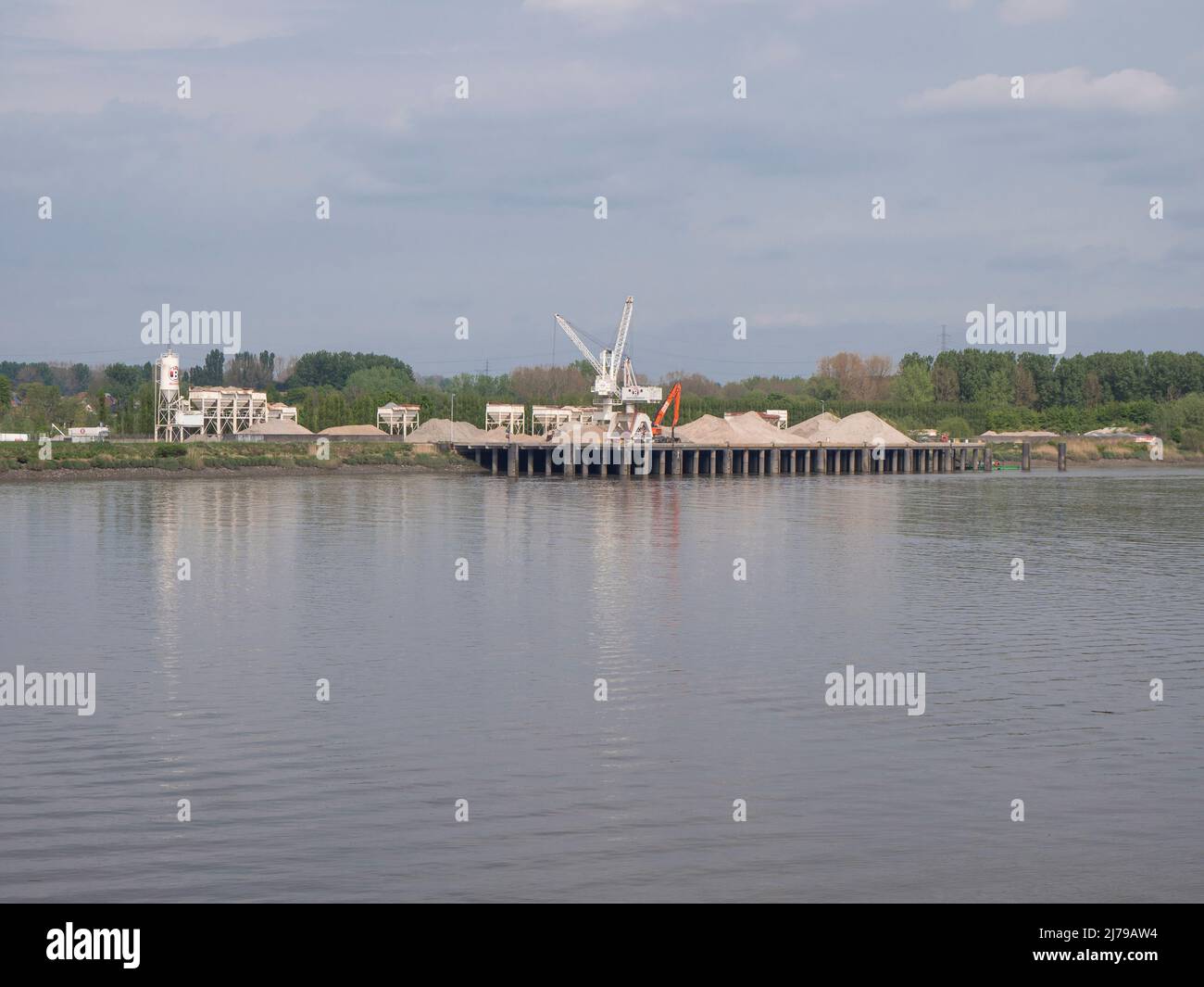 Temse, Belgien, 1. Mai 2020, Landschaftsfoto von der Brücke von Temse über die Schelde bei der Hafengesellschaft Belgomine Stockfoto