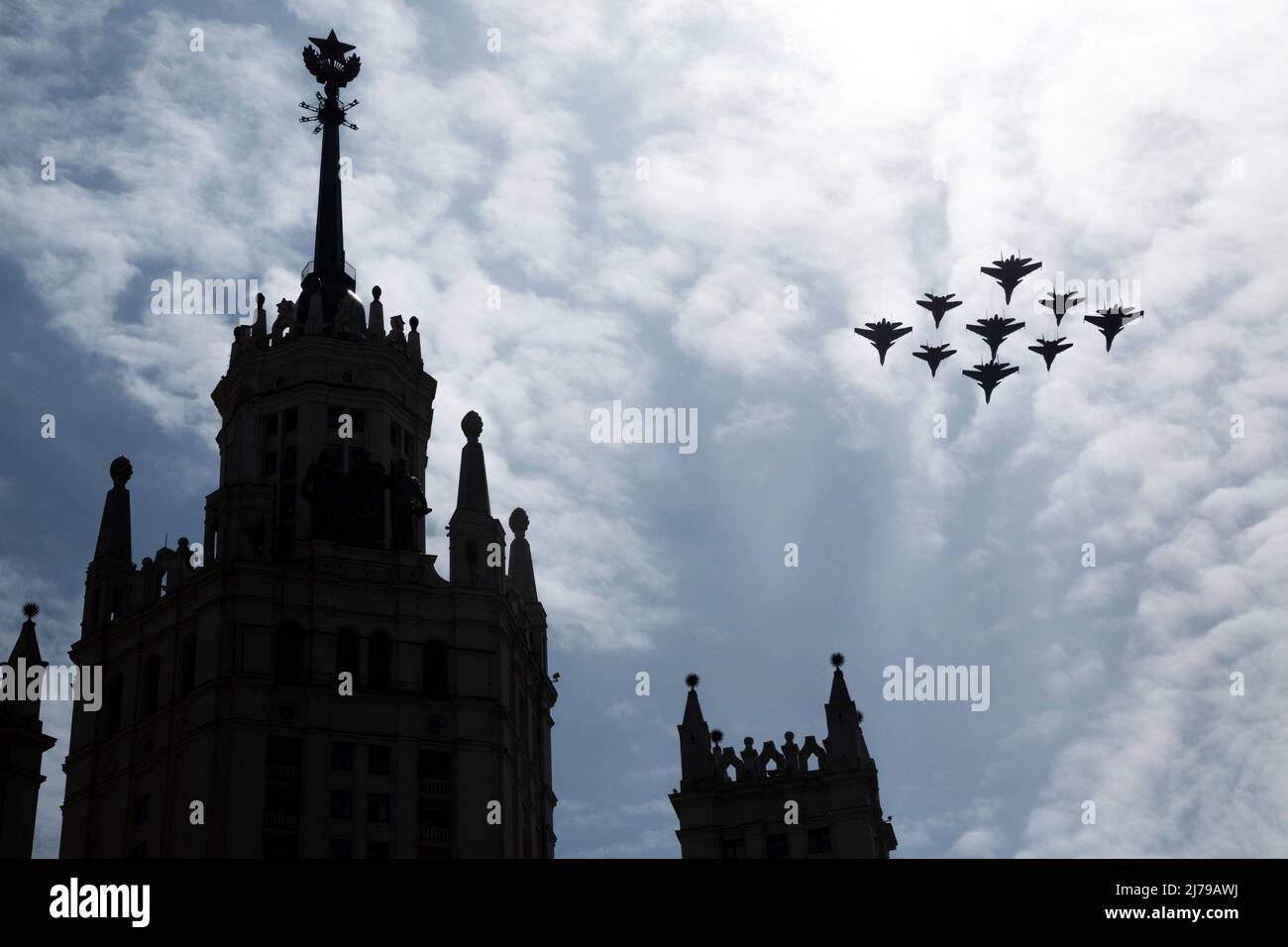 Moskau, Russland. 7.. Mai 2022. Suchoi Su-30SM und Mikoyan MiG-29 Kampfflugzeuge der Russkiye Vityazi (Russische Ritter) Die Kunstflugteams Strizhi (Swifts) fliegen jeweils in der Kubinka Diamond Formation vor dem Hintergrund des sowjetischen Wolkenkratzers am Kotelnicheskaya Damm während der Generalprobe des bevorstehenden Siegestages, der den 77.. Jahrestag des Sieges über Nazi-Deutschland im Zweiten Weltkrieg ankündigte Moskau, Russland. Nikolay Vinokurov/Alamy Live News Stockfoto