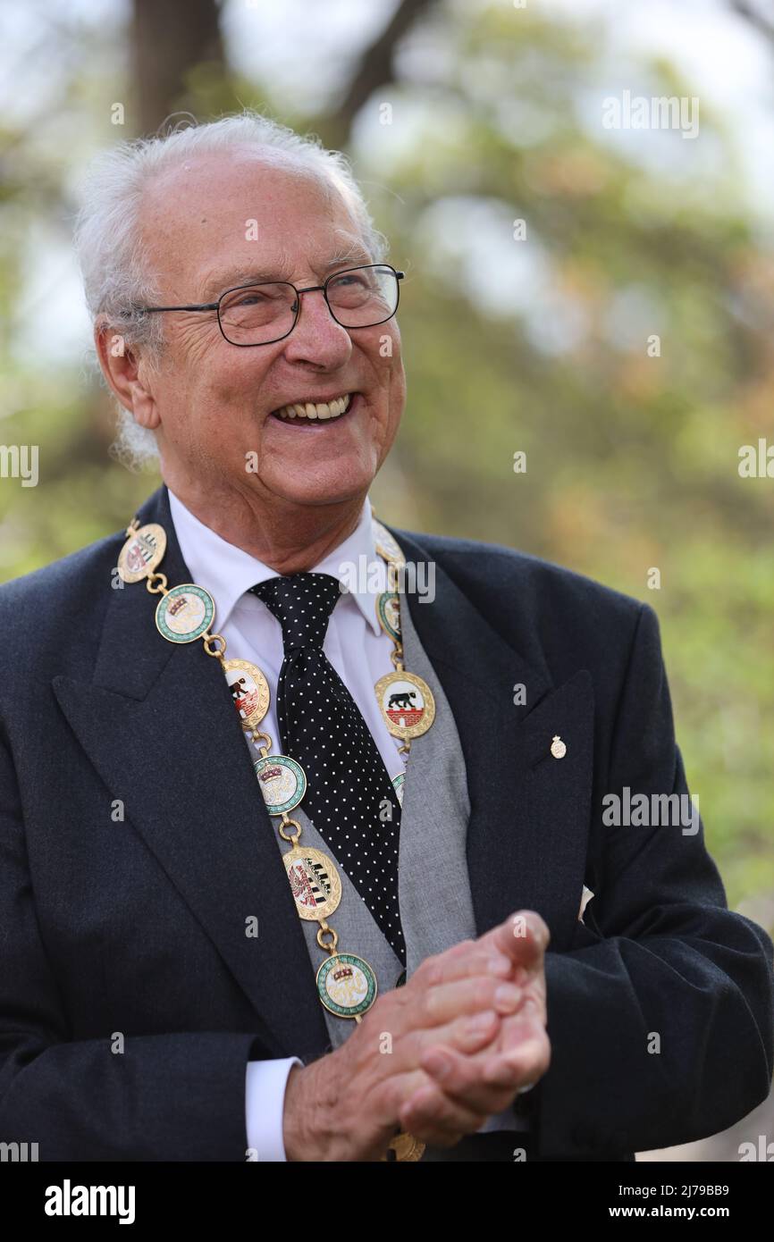 07. Mai 2022, Sachsen-Anhalt, Ballenstedt: Eduard Prinz von Anhalt steht am Gedenkstein des letzten Herzogs Joachim Ernst von Anhalt. Der Eduard von Anhalt feiert in Ballenstedt seinen 80.. Geburtstag danach. Gleichzeitig fand die Investitur statt. Im Rahmen der Investitur werden Personen jährlich vom Askan-Hausorden 'Albrecht der Bär' für besondere Leistungen geehrt. Die Investitur findet im Beisein von Eduard Prinz von Anhalt statt. Foto: Matthias Bein/dpa/ZB Stockfoto