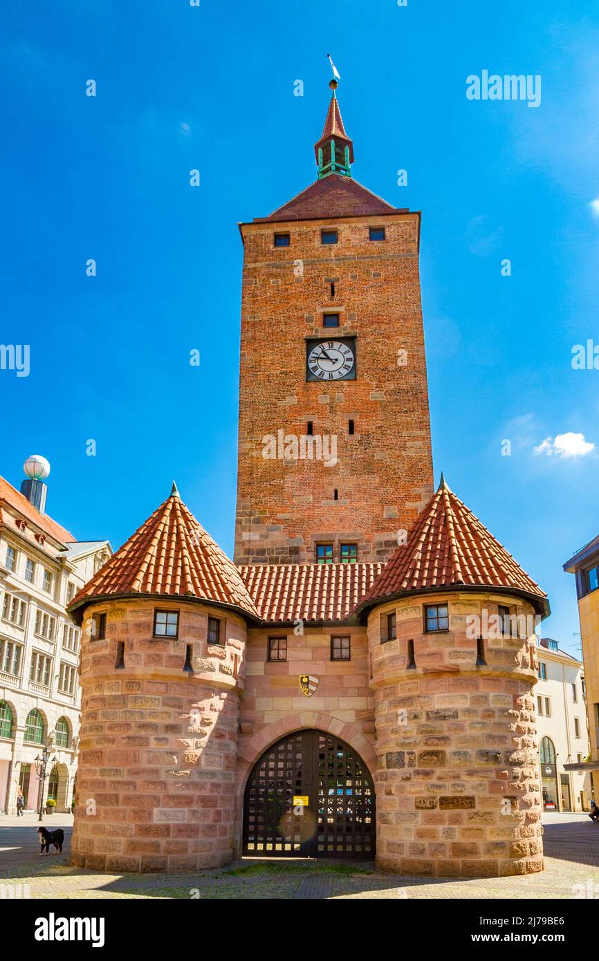 Tolle Südwestansicht des berühmten mittelalterlichen Wehrturms Weißer Turm mit barbican in Nürnberg, Deutschland. Das Tor und sein Turm... Stockfoto