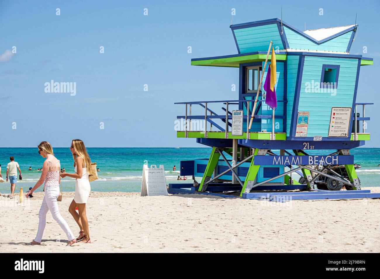 Miami Beach Florida Rettungsschwimmer Station Hütte Frauen Freunde Strandkämpfern zu Fuß Atlantischen Ozean Öffentlichkeit Stockfoto