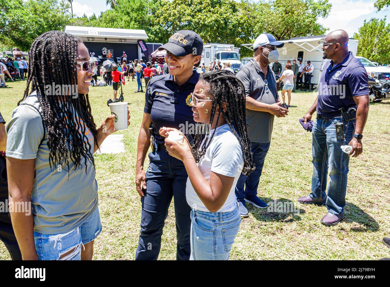 Miami Beach Florida jährliche Miami Beach Police Block Party Familie kostenlose Veranstaltung Flamingo Park Schwarze Frau Polizeibeamter Töchter Stockfoto