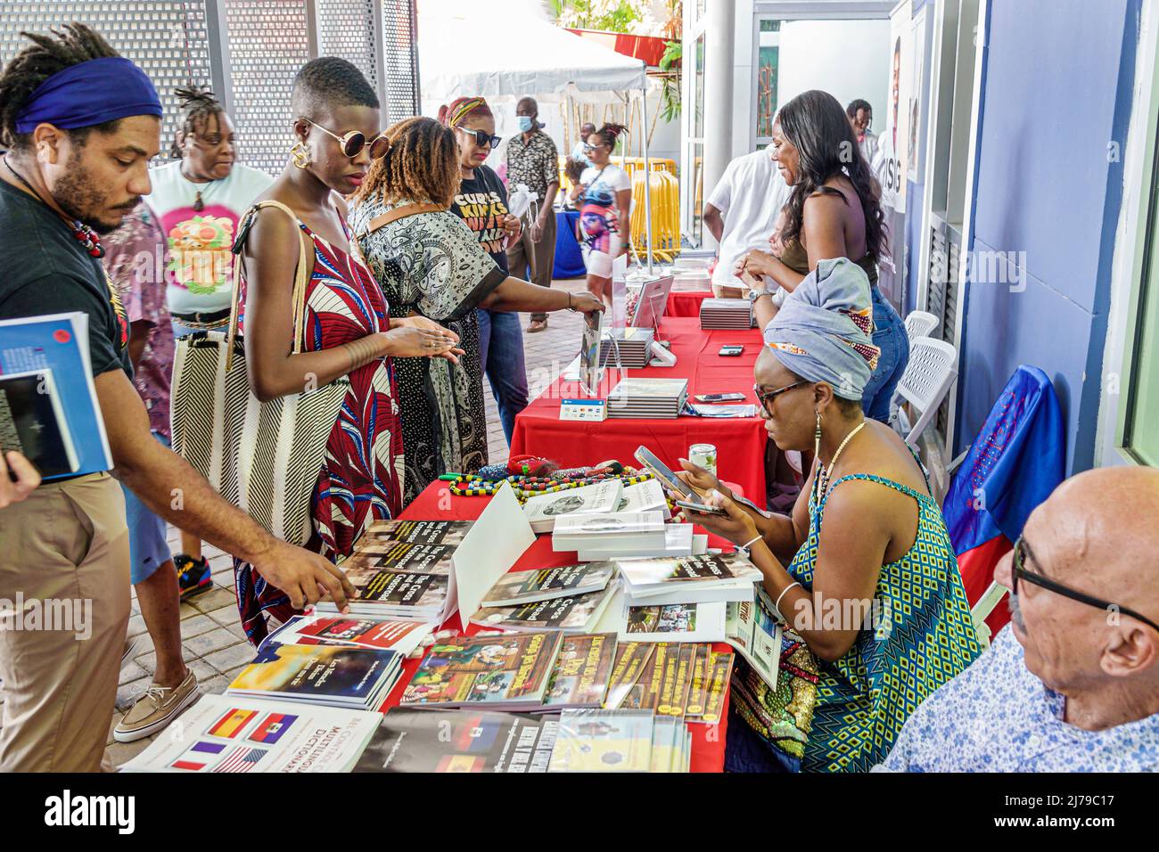 Miami Florida Little Haiti Haitianische Gemeinschaft jährliche Veranstaltung Buchfestival Kulturzentrum Komplex Kreolische Kultur Autoren Tabellen Bücher Händler DIS Stockfoto