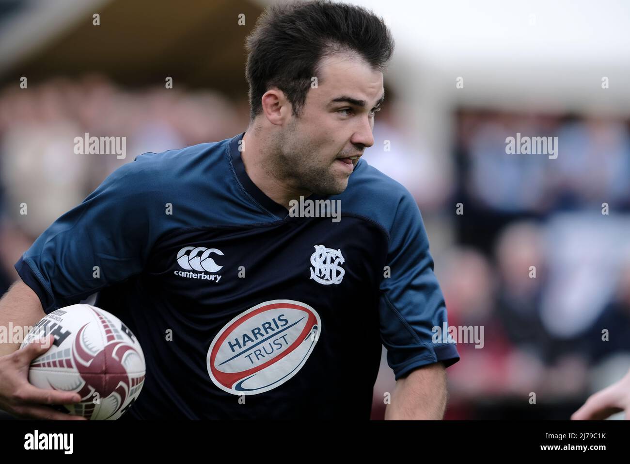 Selkirk, Großbritannien. 07.. Mai 2022. Selkirk, Samstag, 07. Mai 2022 Aaron McColm (Selkirk RFC) geht in einen Versuch gegen Berwick RFC Verteidigung während der ersten Runde Spiel im Harris Trust Selkirk 7s für 2022, das vorletzte Turnier in der Serie K7s im Wettbewerb um den Buccleuch Estate Cup. Selkirk 31 V Berwick 0 Round 1 Kelso vs Peebles Gala vs Currie Selkirk vs Berwick Hawick vs Boroughmuir Melrose vs Dalkeith Edinburgh Accies vs Aberdeen University Jedforest vs Linlithgow Watsonians vs President's VII (Bildquelle: Rob Gray/Alamy Live News Stockfoto