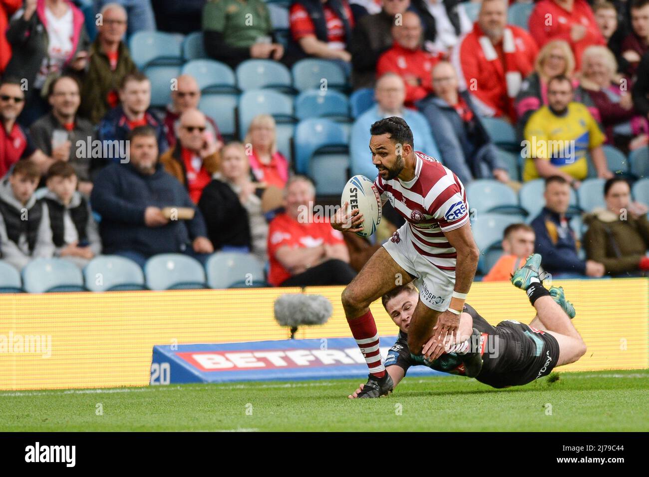 Leeds, England - 7.. Mai 2022 - Bevan die Franzosen der Wigan Warriors Rennen weg. Rugby League Betfred Challenge Cup Halbfinale Wigan Warriors vs St. Helens im Elland Road Stadium, Leeds, Großbritannien Dean Williams Credit: Dean Williams/Alamy Live News Stockfoto