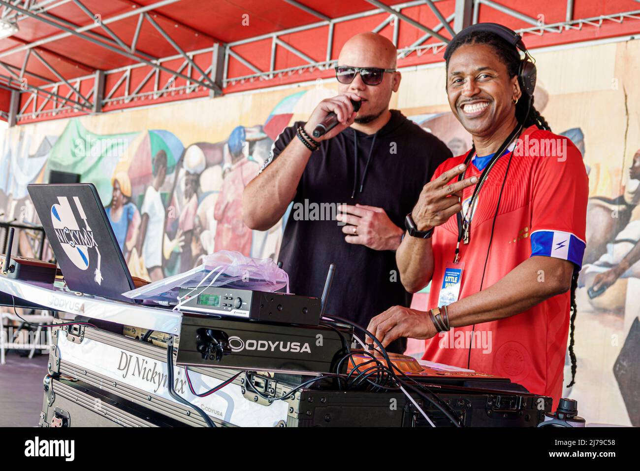 Miami Florida Little Haiti Haitianische Gemeinschaft jährliche Veranstaltung Buch Festival Cultural Center Complex Kreolische Kultur Schwarze Männer DJ mc Mikrofon emcee Stockfoto