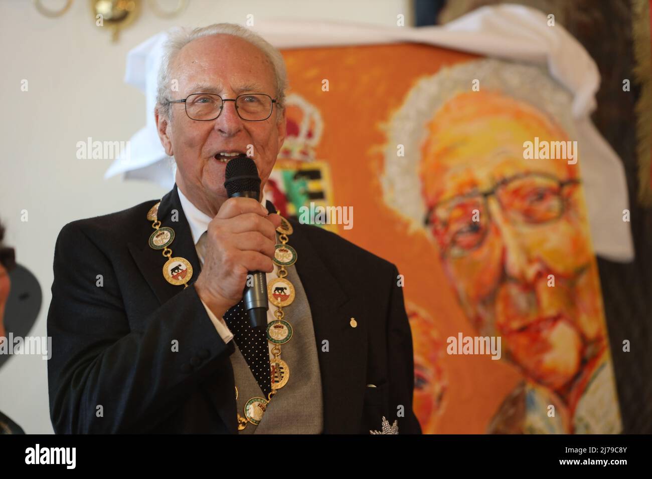 07. Mai 2022, Sachsen-Anhalt, Ballenstedt: Eduard Prinz von Anhalt spricht zu den Geburtstagsgästen. Eduard von Anhalt feiert seinen 80.. Geburtstag in Ballenstedt. Gleichzeitig fand die Investitur statt. Im Rahmen der Investitur werden jährlich Personen für besondere Leistungen des Askanischen Hausordens 'Albrecht der Bär' geehrt. Die Investitur findet im Beisein von Eduard Prinz von Anhalt statt. Foto: Matthias Bein/dpa-Zentralbild/ZB Stockfoto