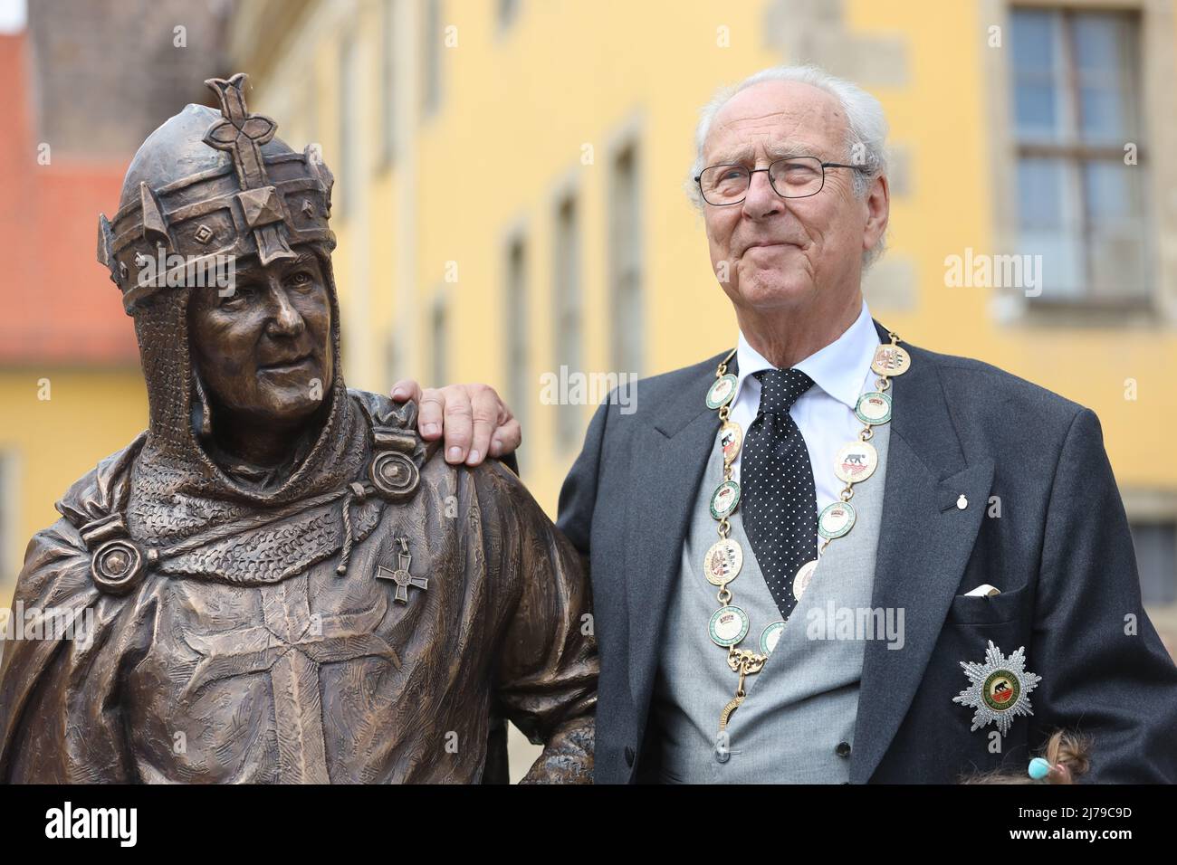 07. Mai 2022, Sachsen-Anhalt, Ballenstedt: Eduard Prinz von Anhalt steht am neu gestalteten Denkmal für Albrecht den Bären. Eduard von Anhalt feiert seinen 80.. Geburtstag in Ballenstedt. Gleichzeitig fand die Investitur statt. Im Rahmen der Investitur werden Personen jährlich vom Askan-Hausorden 'Albrecht der Bär' für besondere Leistungen geehrt. Die Investitur findet im Beisein von Eduard Prinz von Anhalt statt. Foto: Matthias Bein/dpa/ZB Stockfoto
