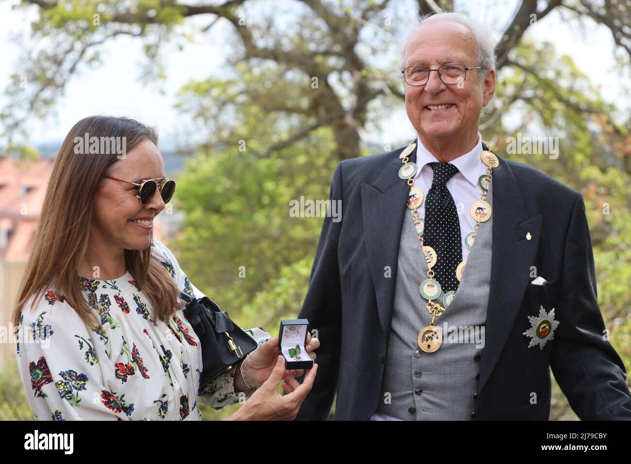 07. Mai 2022, Sachsen-Anhalt, Ballenstedt: Eduard Prinz von Anhalt steht mit seiner geschiedenen Frau Corinna von Anhalt am Gedenkstein des letzten Herzogs Joachim Ernst von Anhalt. Eduard von Anhalt feiert seinen 80.. Geburtstag in Ballenstedt. Gleichzeitig fand die Investitur statt. Im Rahmen der Investitur werden Personen jährlich vom Askan-Hausorden 'Albrecht der Bär' für besondere Leistungen geehrt. Die Investitur findet im Beisein von Eduard Prinz von Anhalt statt. Foto: Matthias Bein/dpa/ZB Stockfoto