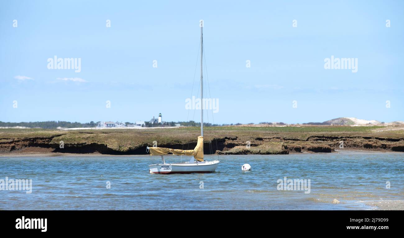 Ein Segelboot an seinem Liegeplatz am Cape Cod in Yarmouth Port, Massachusetts, USA Stockfoto