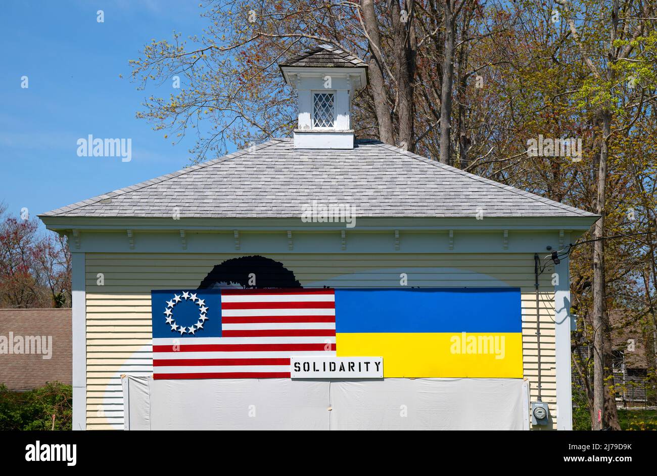 Eine Scheune in Barnstable, Massachusetts, auf Cape Cod, mit der US- und der ukrainischen Flagge. Stockfoto
