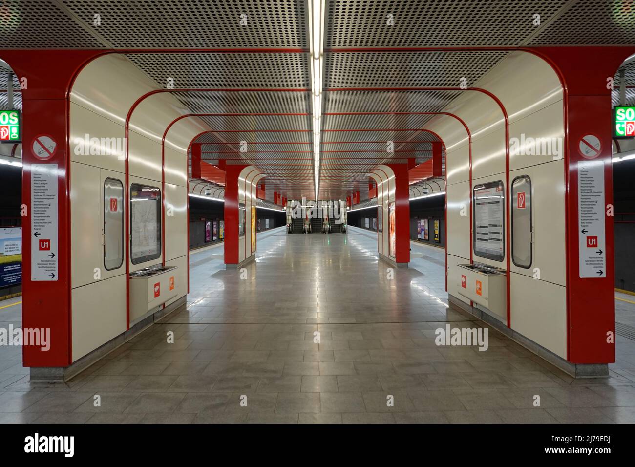 Wien, U-Bahn-Linie U1, Kagraner Platz // Wien, U1 U-Bahn-Linie, Kagraner Platz Stockfoto
