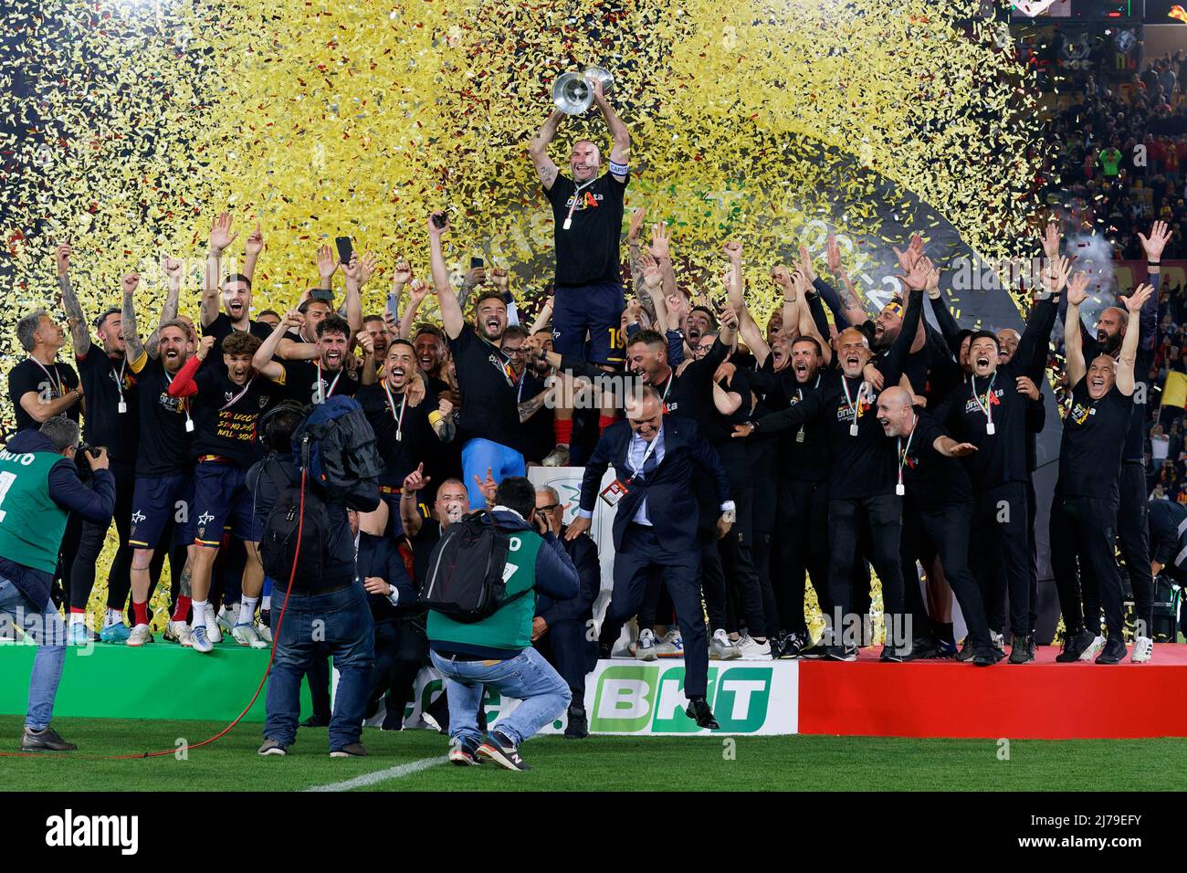 Kapitän Fabio Lucioni (US Lecce) hebt den Pokal zum Sieg der Serie B 2021/2022 Meisterschaft während US Lecce gegen Pordenone Calcio, italienische Fußball-Serie B Spiel in Lecce, Italien, Mai 06 2022 Stockfoto