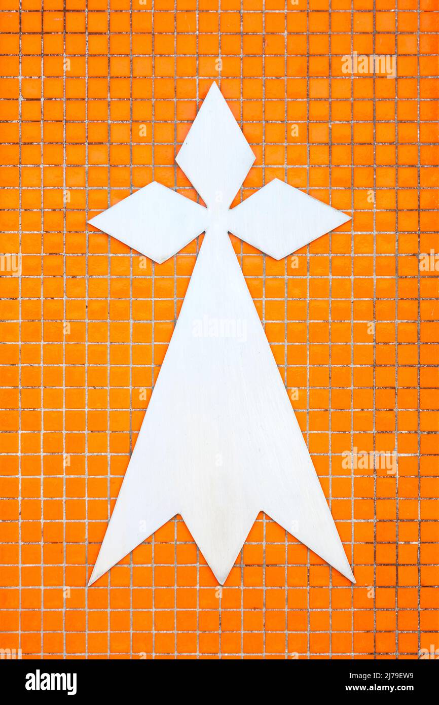 Weißer Ermin auf einer orangefarbenen Fliesenwand einer Metzgerei in der Bretagne. Stockfoto