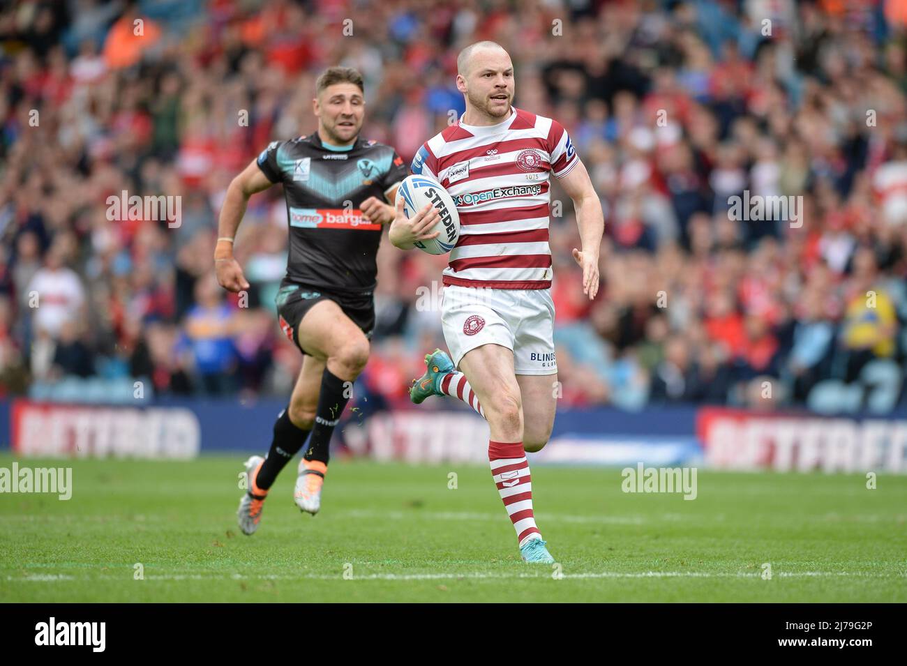 Leeds, England - 7.. Mai 2022 - Liam Marshall of Wigan Warriors rast weg, um einen Versuch zu machen. Rugby League Betfred Challenge Cup Halbfinale Wigan Warriors vs St. Helens im Elland Road Stadium, Leeds, Großbritannien Dean Williams Credit: Dean Williams/Alamy Live News Stockfoto