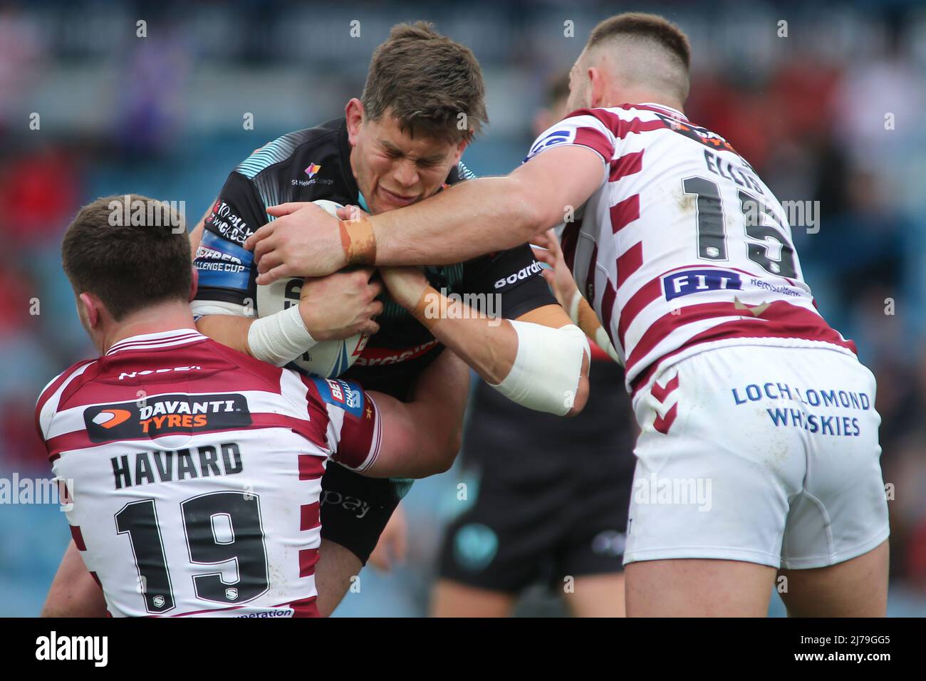 Elland Road, Leeds, West Yorkshire, 7.. Mai 2022. Betfred Challenge Cup Halbfinale Wigan Warriors gegen St Helens Louie McCarthy-Scarsbrook vom St. Helens RLFC, angegangen von Ethan Havard und Kaide Ellis von Wigan Warriors. Kredit: Touchlinepics/Alamy Live Nachrichten Stockfoto