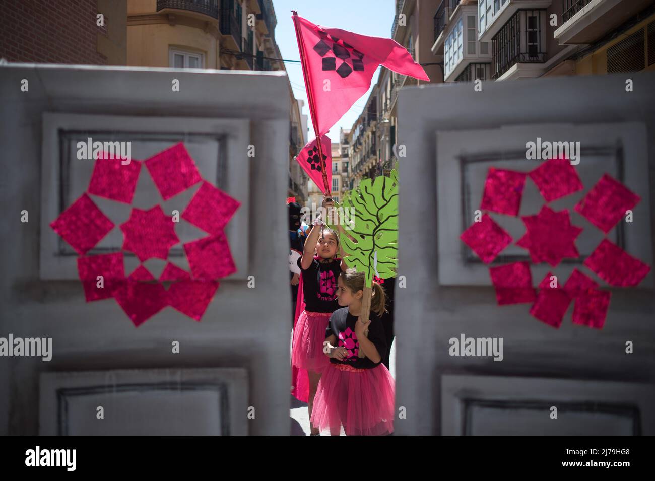 Ein Mädchen wird dabei gesehen, wie es eine Flagge schwenkt, als es an einer Demonstration zur Unterstützung von „La Casa Invisible“ in der Innenstadt teilnimmt. Die Bewohner des 'Unsichtbaren Hauses', eines seit 2007 besetzten sozialen und kulturellen Zentrums, stehen kurz vor der Räumung nach einem langen Konflikt mit dem Rathaus von Malaga. Das "unsichtbare Haus" wurde in der Innenstadt von Malaga als soziales, kulturelles und alternatives Zentrum von lokalen Künstlern gegründet. (Foto von Jesus Merida / SOPA Images/Sipa USA) Stockfoto