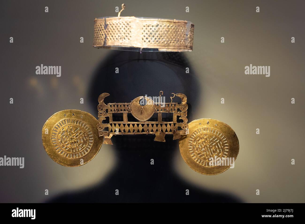 Bogota, Kolumbien, Goldmuseum, 5. Mai 2022. Präkolumbianische Artefakte, Körperschmuck des Kaziken, des einheimischen Chefs südamerikas. Stockfoto