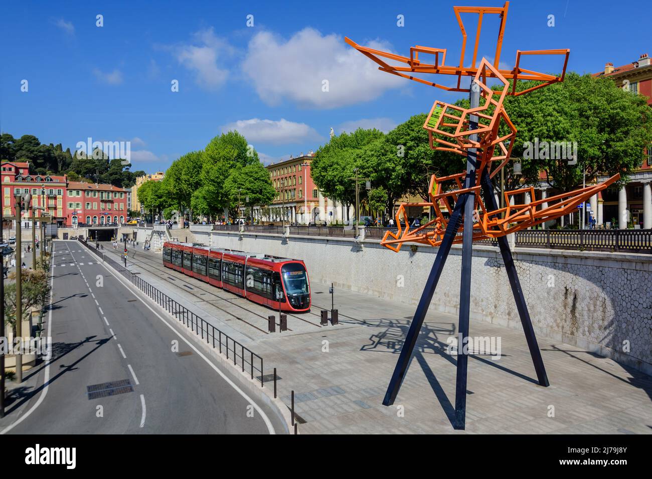 Nizza, moderne Straßenbahn, Linie 2, Port Lympia, Skulptur Lou Che // Lou Che, Steel Sculpture, Port of Nice, Nizza, Südfrankreich Stockfoto