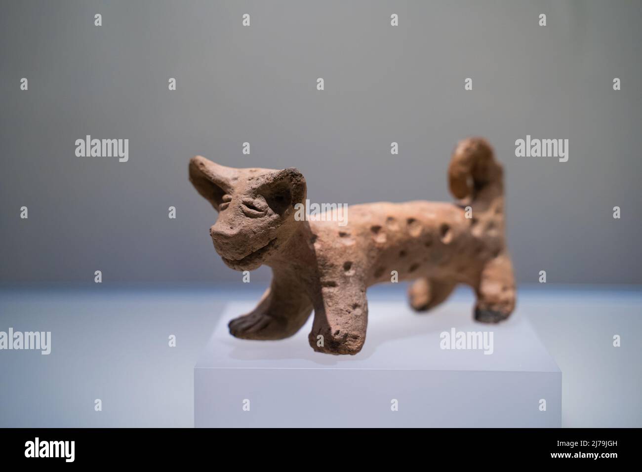 Bogota, Kolumbien, Goldmuseum, 5. Mai 2022. Präkolumbianisches Keramikartefakt in Form einer Figur. Stockfoto