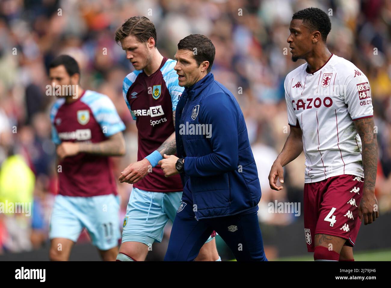 Burnley-Manager Mike Jackson (Mitte) verlässt während des Premier-League-Spiels in Turf Moor, Burnley, zur Halbzeit das Feld. Bilddatum: Samstag, 7. Mai 2022. Stockfoto