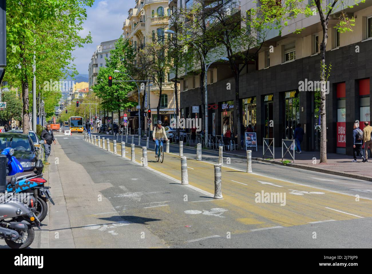 Nizza, Radweg in Straßenmitte // Nizza, Radweg Stockfoto
