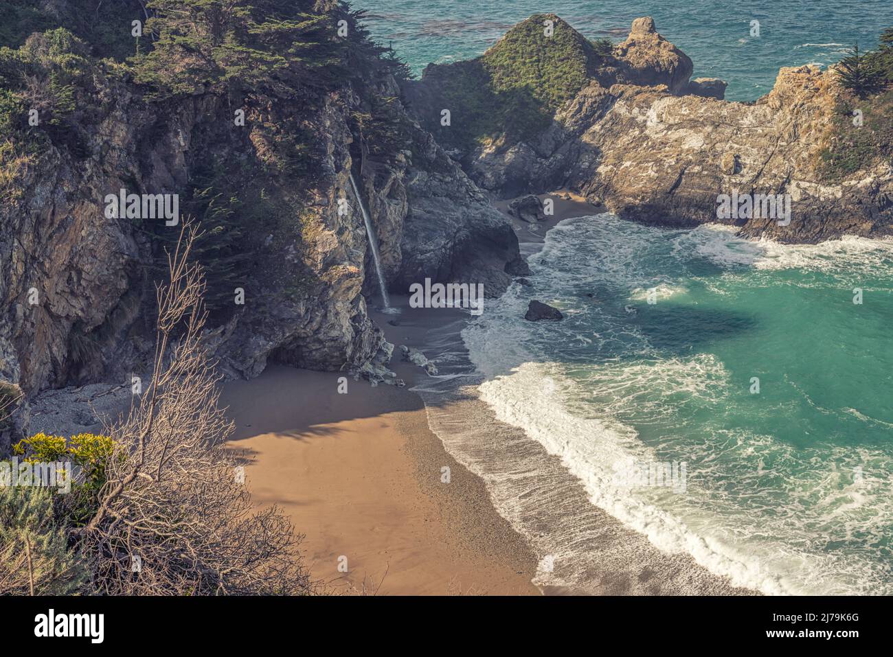 Ein Aprilmorgen an der Küste in Big Sur, Kalifornien, USA. Blick auf die McWay Falls im Julia Pfeiffer Burns State Park. Stockfoto