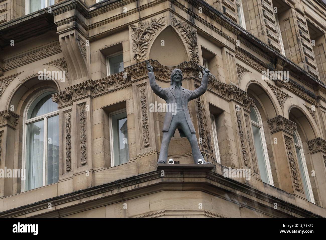 LIVERPOOL, GROSSBRITANNIEN - 13. SEPTEMBER 2014: Dies ist eine Skulptur von Ringo Starr auf den Dachrinnen eines der Häuser der Heimat der Beatles. Stockfoto