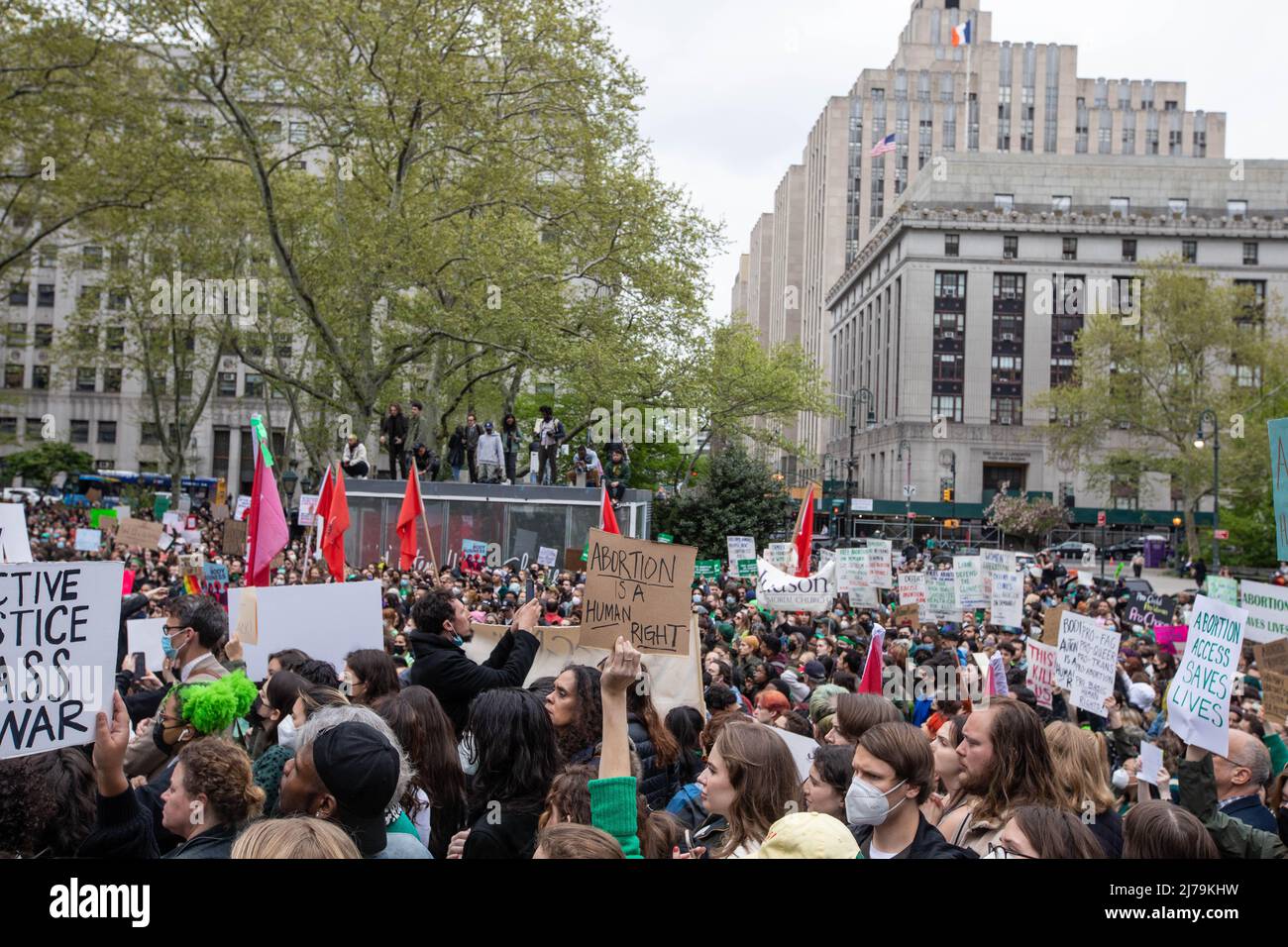 New York, New York, 3. Mai 2022, Demonstranten versammeln sich auf dem Foley Square, um gegen den möglichen Rollback von Roe v. Wade nach einem Entwurf einer Stellungnahme zu einem Streik zu protestieren Stockfoto