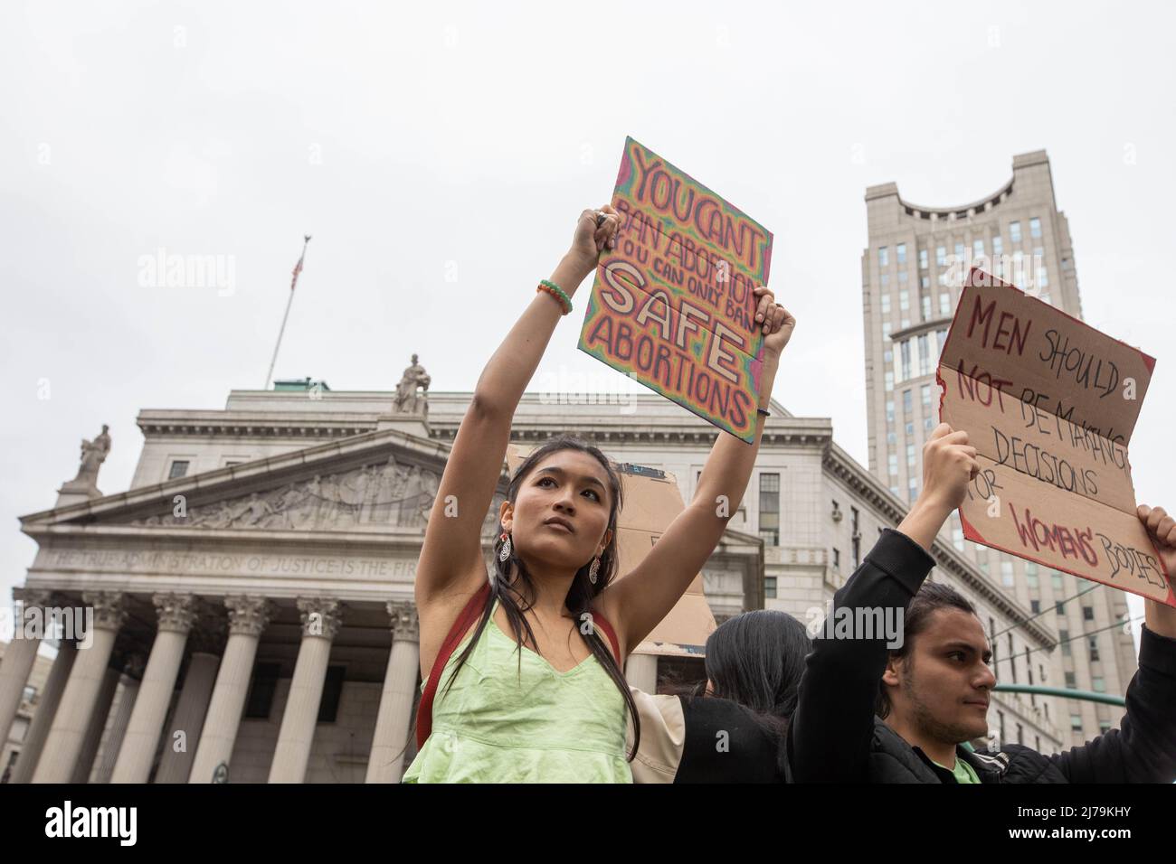 New York, New York, 3. Mai 2022, Demonstranten versammeln sich auf dem Foley Square, um gegen den möglichen Rollback von Roe v. Wade nach einem Entwurf einer Stellungnahme zu einem Streik zu protestieren Stockfoto