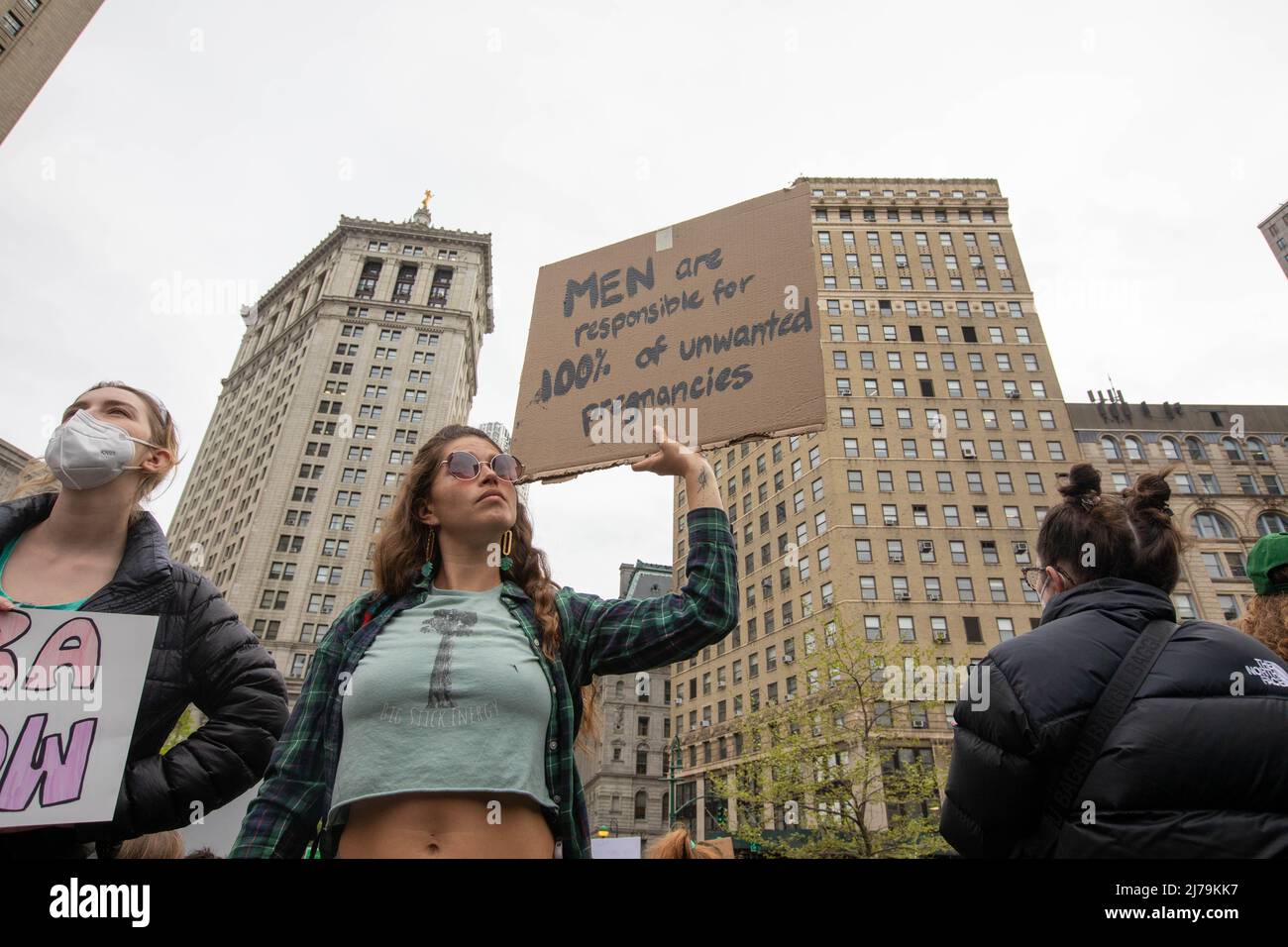 New York, New York, 3. Mai 2022, Demonstranten versammeln sich auf dem Foley Square, um gegen den möglichen Rollback von Roe v. Wade nach einem Entwurf einer Stellungnahme zu einem Streik zu protestieren Stockfoto