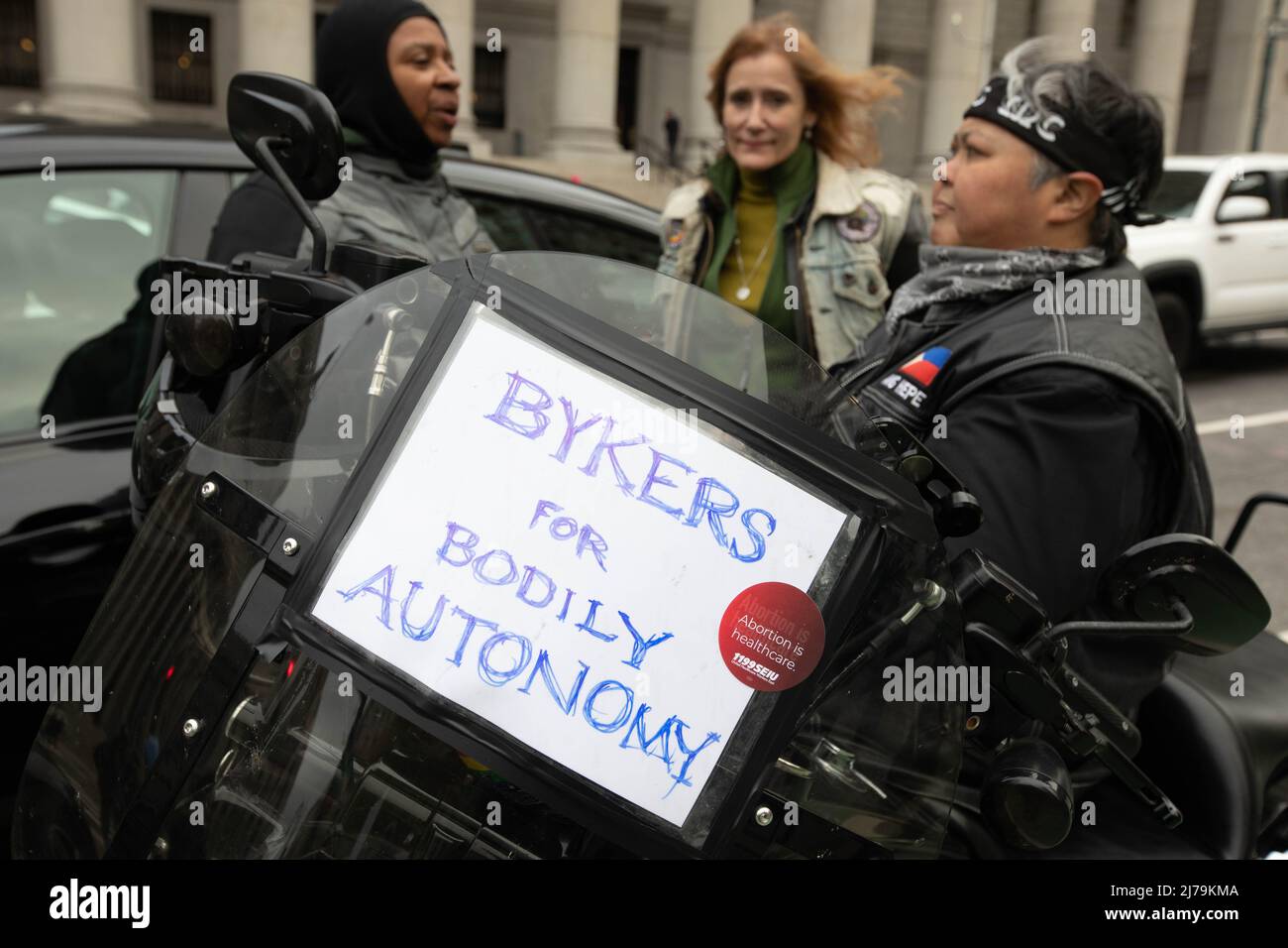 New York, New York, 3. Mai 2022, Demonstranten versammeln sich auf dem Foley Square, um gegen den möglichen Rollback von Roe v. Wade nach einem Entwurf einer Stellungnahme zu einem Streik zu protestieren Stockfoto