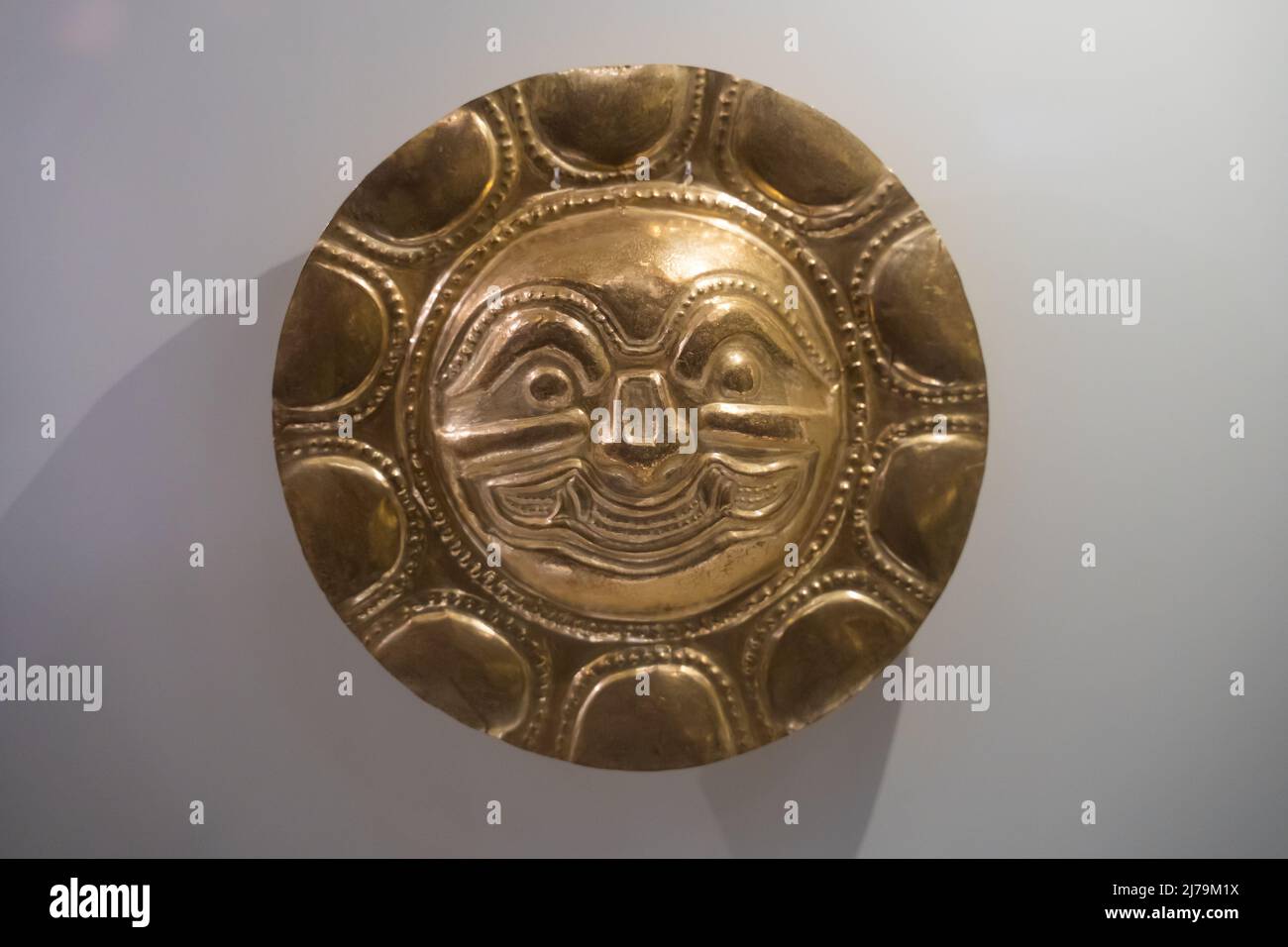 Bogota, Kolumbien, Goldmuseum, 5. Mai 2022. Ein präkolumbianisches Artefakt, eine goldene Sonnenscheibe. Stockfoto