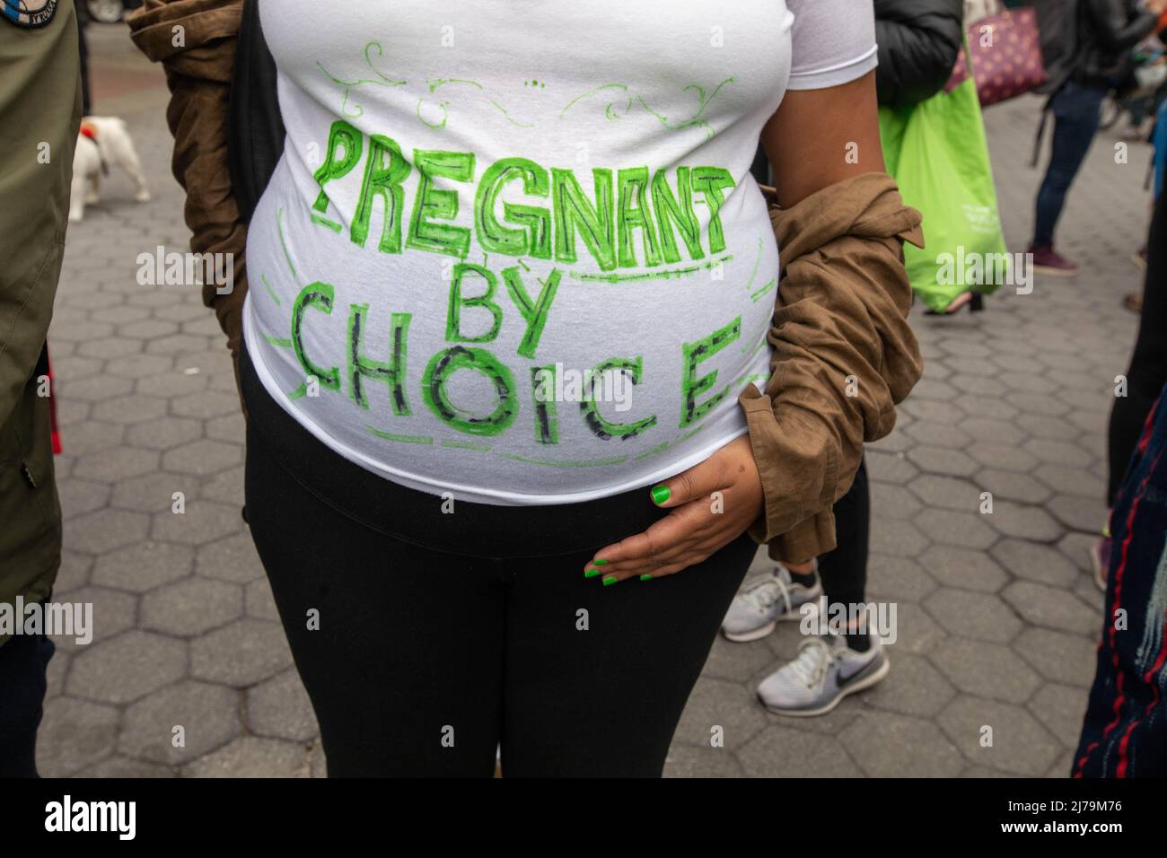 New York, New York, 3. Mai 2022, Demonstranten versammeln sich auf dem Foley Square, um gegen den möglichen Rollback von Roe v. Wade nach einem Entwurf einer Stellungnahme zu einem Streik zu protestieren Stockfoto