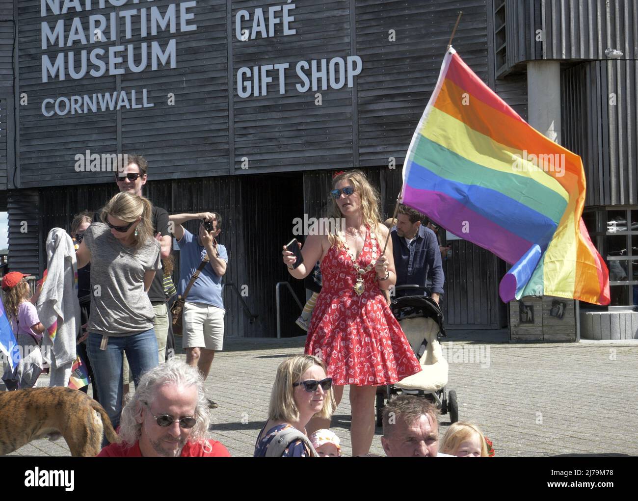 Falmouth Cornwall, Großbritannien 07.. Mai 2022. Eine heldenhaft stellvertretende Bürgermeisterin der Stadt Falmouth, die voll von der Bürokette ist und ihre „Rainbow Pride“-Flagge hält, sieht, wie sie in einem Steak-Restaurant auf dem Event Square der Stadt Falmouth auf ein Feuer zuläuft. Die Big Gay Pride Unterhaltungsstätte musste für die Sicherheit der anwesenden Massen evakuiert werden. Ratsmitglied Kirsty Edwards ist ein eifriger Befürworter der Minderheitenrechte. Falmouth Cornwall Robert Taylor Alamy Live News Stockfoto
