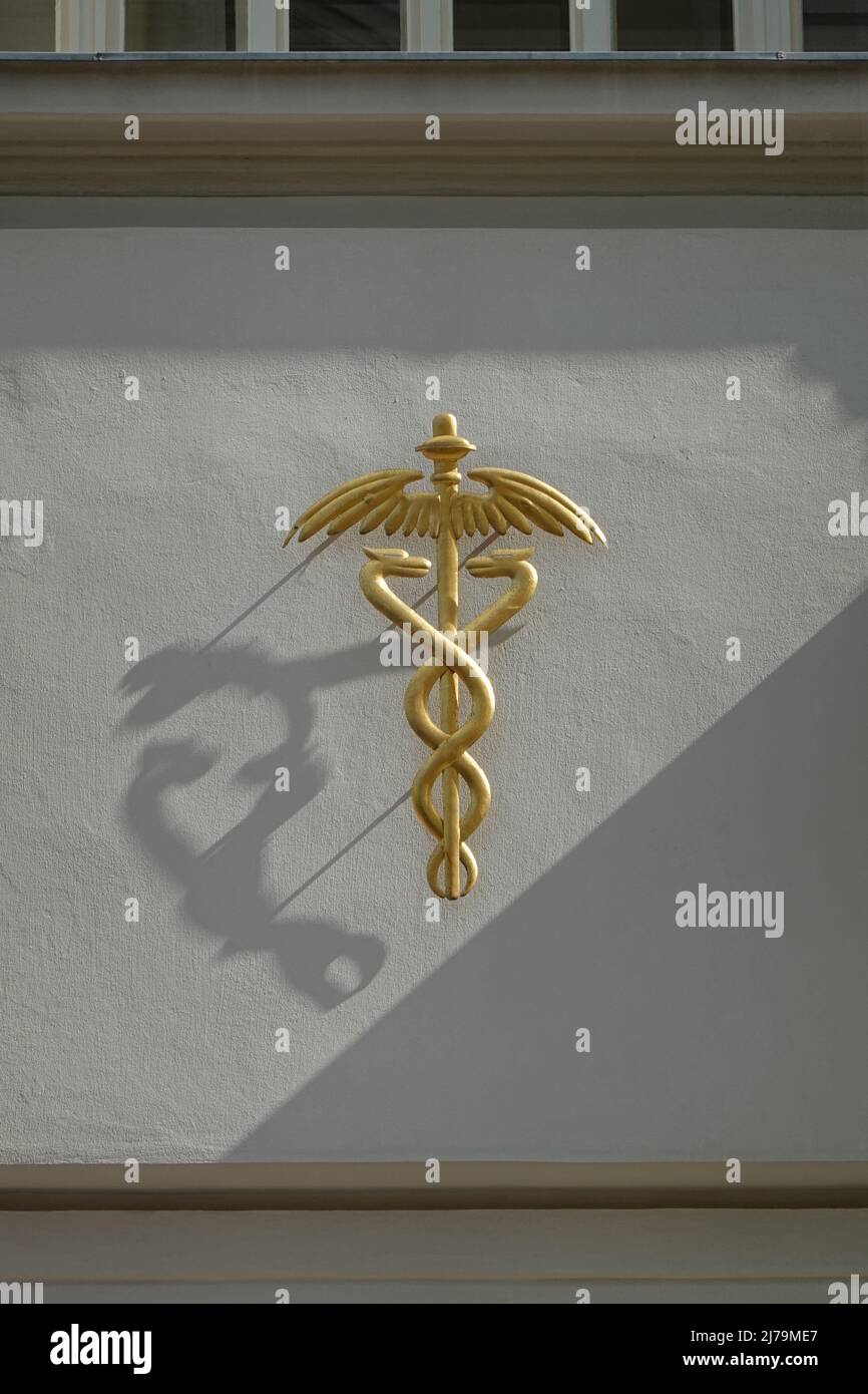 Symbol Medizin Äskulapstab // Symbol Medizin Aeskulap Stockfoto