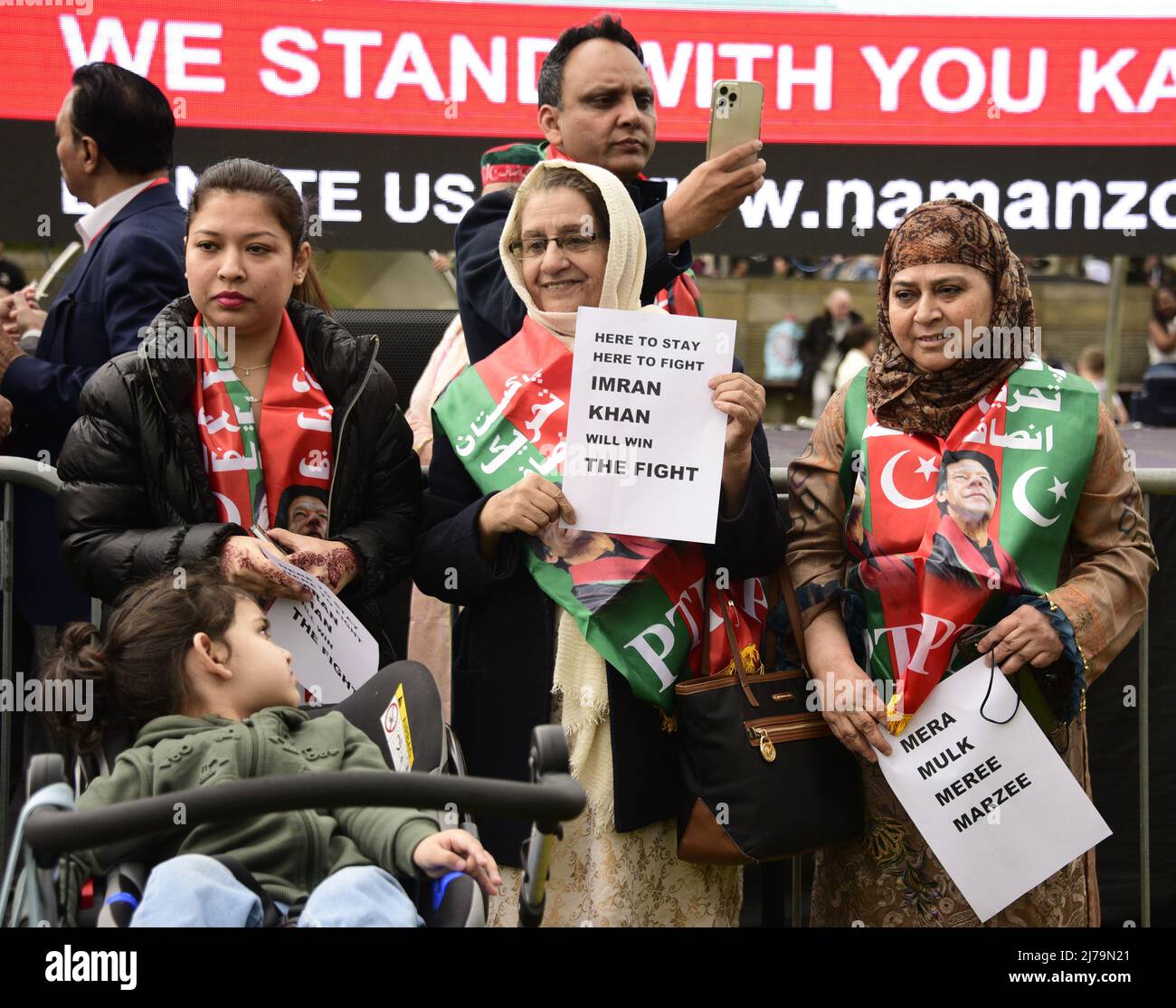 Manchester, Großbritannien, 7.. Mai 2022. Ein kleiner Protest zur Unterstützung von Imran Khan, dem ehemaligen Premierminister Pakistans, in Piccadilly Gardens, im Zentrum von Manchester, England, Großbritannien, Britische Inseln. Khan wurde letzten Monat als PM verdrängt. Quelle: Terry Waller/Alamy Live News Stockfoto