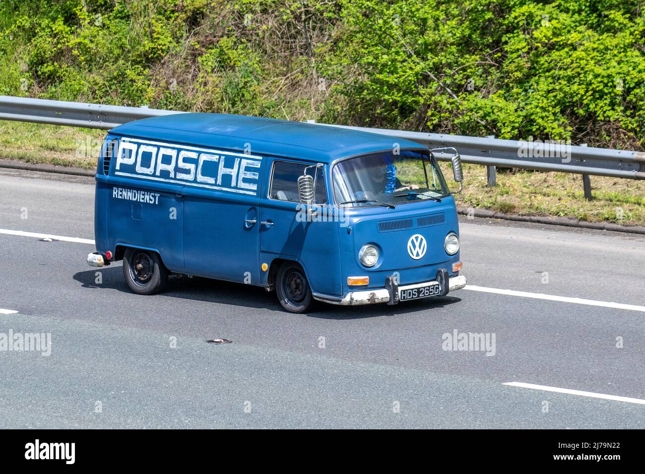 1969 60s 60er Jahre blauer alter VW Transporter; PORSCHE Renndienst VW Bay Window Combil van fährt auf dem M61 in Manchester, UK Stockfoto