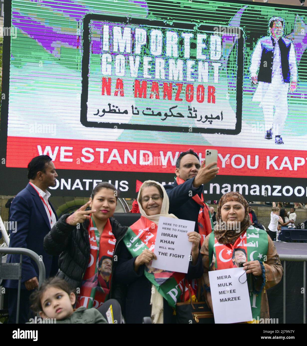 Manchester, Großbritannien, 7.. Mai 2022. Ein kleiner Protest zur Unterstützung von Imran Khan, dem ehemaligen Premierminister Pakistans, in Piccadilly Gardens, im Zentrum von Manchester, England, Großbritannien, Britische Inseln. Khan wurde letzten Monat als PM verdrängt. Quelle: Terry Waller/Alamy Live News Stockfoto