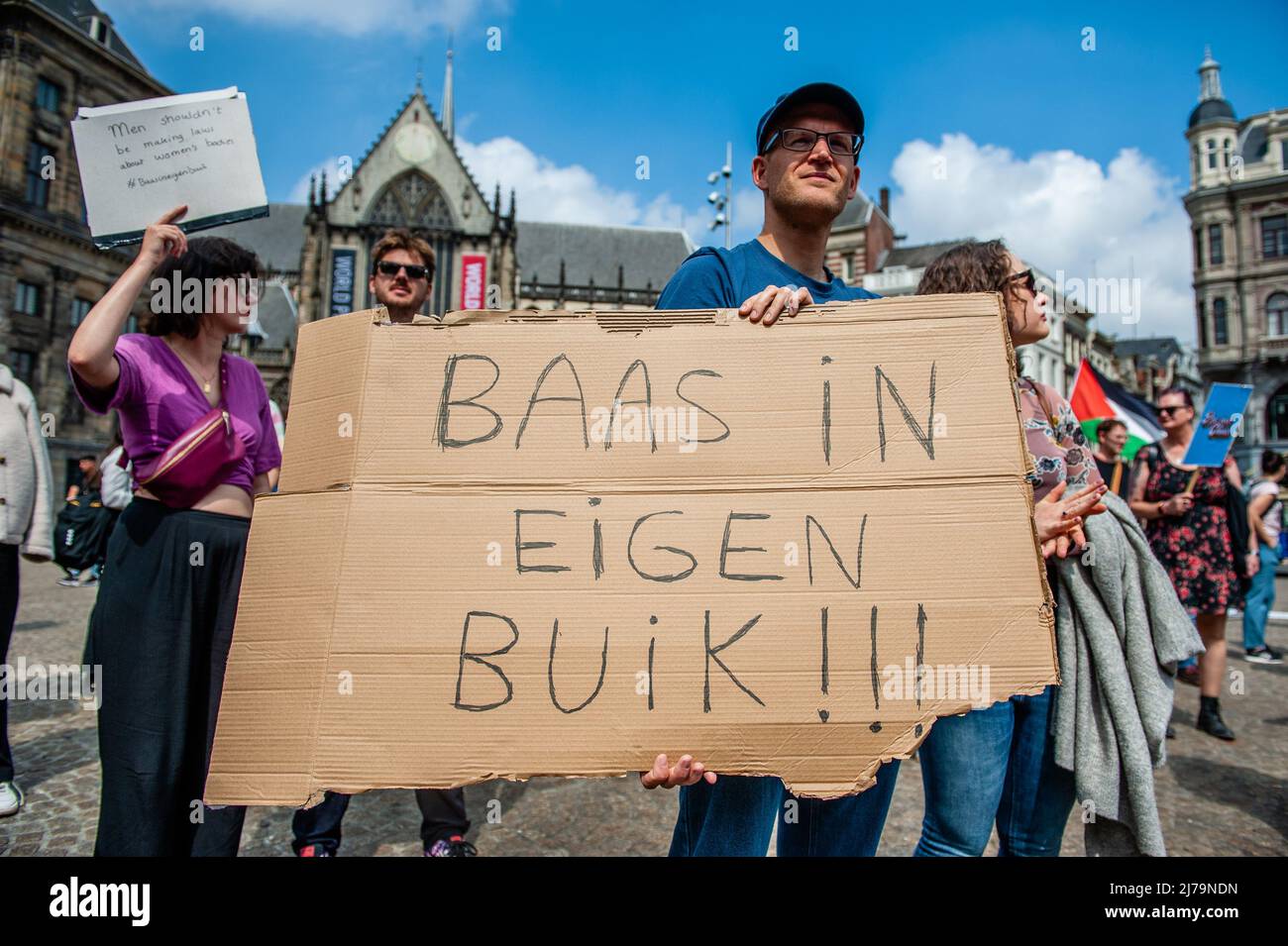 Man sieht einen Mann, der ein großes Plakat mit der Aufschrift „Boss of my own Belly“ auf Niederländisch während der Demonstration hält. Die Stiftung Women's March Nederland organisierte eine Solidaritätsdemonstration für das Abtreibungsgesetz. Diese Woche kommt es nach den Nachrichten, dass die Vereinigten Staaten ihr föderales Abtreibungsgesetz abschaffen könnten. Wenn der Entwurf eines Beschlusses endgültig gemacht wird, würde jeder Staat die Möglichkeit haben, separat über Abtreibungen Gesetze zu erlassen. In Amsterdam protestierten Tausende von Menschen, um weiterhin für das Recht auf Abtreibung als Menschenrecht zu kämpfen. Stockfoto