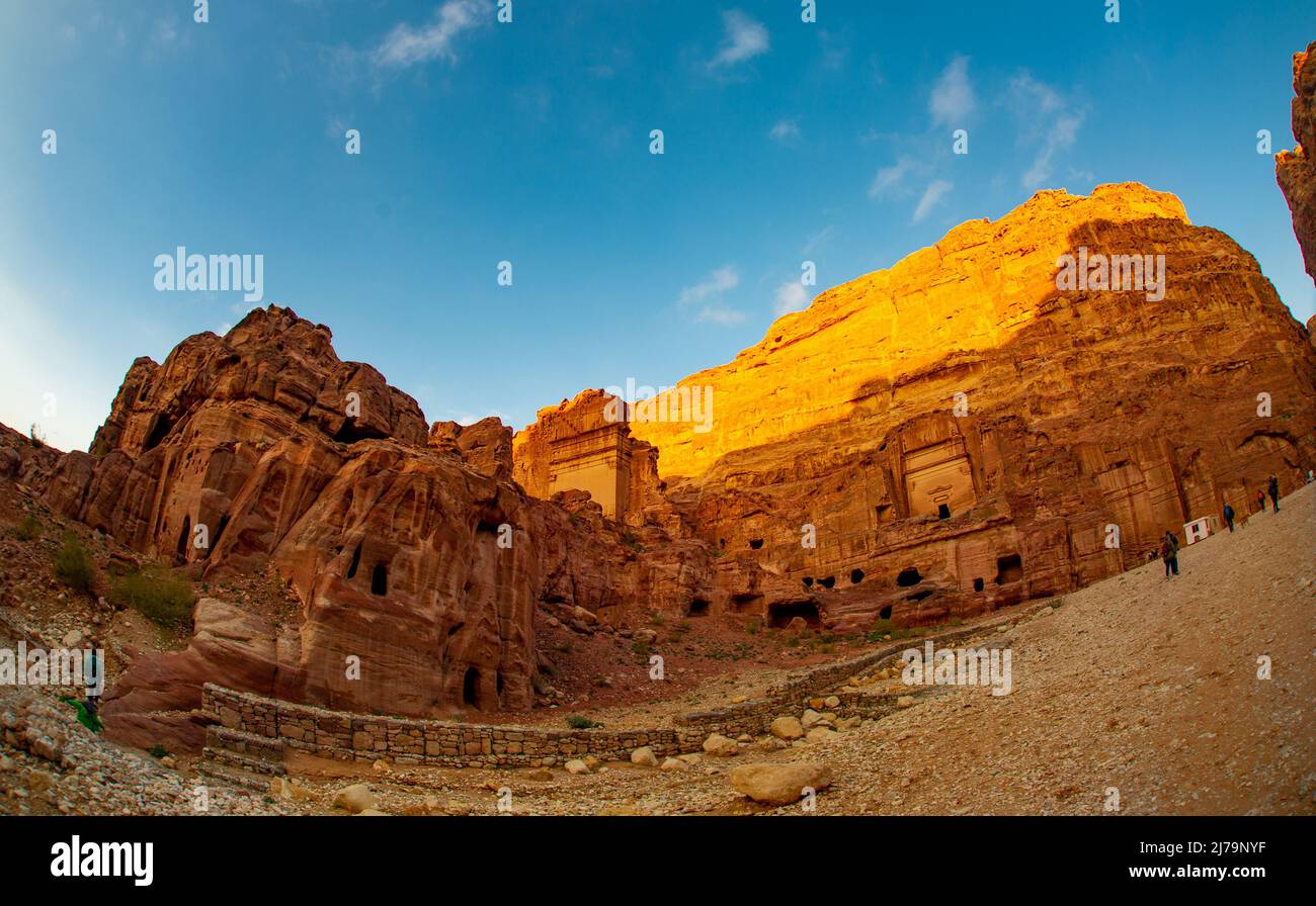 Außergewöhnlich schöne Landschaft von Petra Jordan vor Sonnenuntergang, wenn das Licht sehr gelb ist und die Berge fast rot und der Himmel blau aussehen Stockfoto