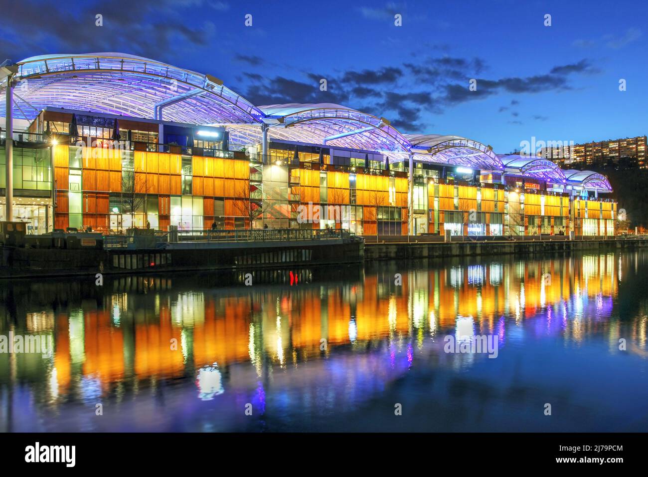 Nachtszene des Einkaufszentrums Confluence im Stadtteil Confluence Perrache in Lyon, Frankreich. Das Gebäude wurde 2012 nach den Plänen von ar eröffnet Stockfoto