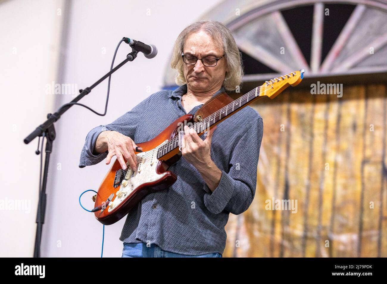 Sonny Landreth während des New Orleans Jazz & Heritage Festivals am 6. Mai 2022 auf dem Fair Grounds Race Course in New Orleans, Louisiana (Foto: Daniel DeSlover/Sipa USA) Stockfoto