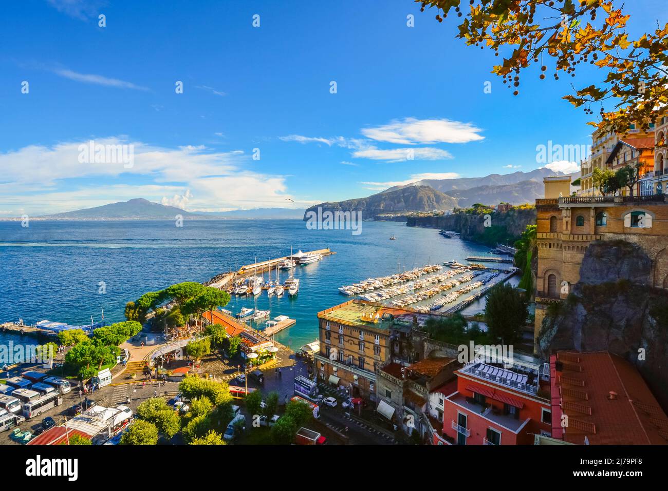 Blick auf die Bucht, den Hafen, die Marina und bunte Stadt Sorrent, Italien, von einer Terrasse mit Blick auf das Mittelmeer und Vesuv Stockfoto