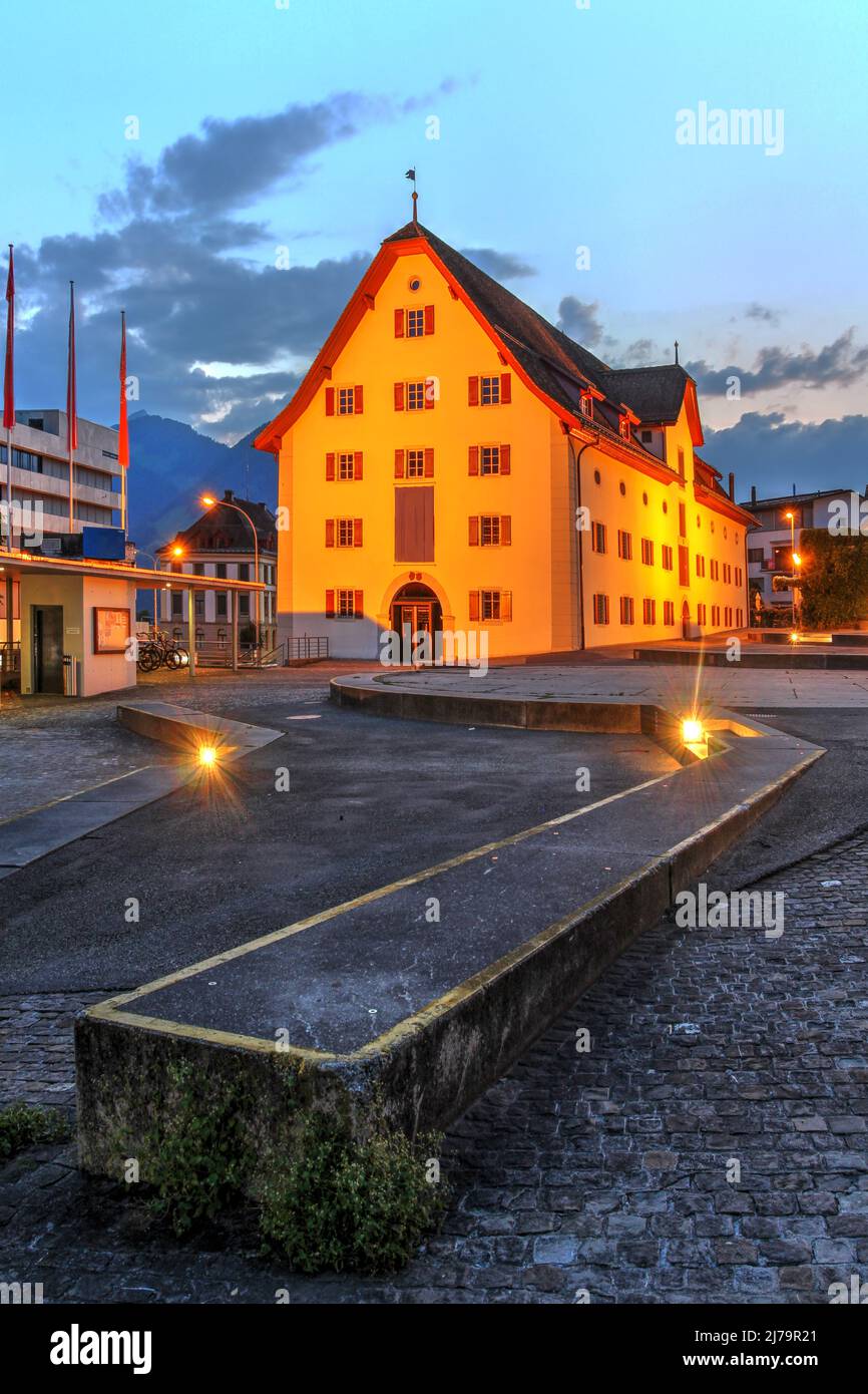 In einem historischen Gebäude aus dem Jahr 1711 untergebracht und in der Vergangenheit als Getreidespeicher und Waffenkammer genutzt, ist das Swiss History Forum in Schwyz Teil der Schweizer Stockfoto