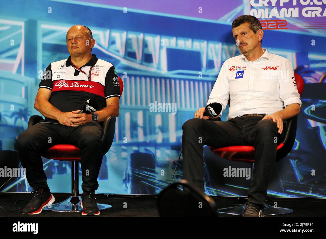 (L bis R): Frederic Vasseur (FRA) Alfa Romeo F1 Teamchef und Günther Steiner (ITA) Haas F1 Teamchef bei der FIA Pressekonferenz. 07.05.2022. Formel 1 Weltmeisterschaft, Rd 5, Miami Grand Prix, Miami, Florida, USA, Qualifying Day. Bildnachweis sollte lauten: XPB/Press Association Images. Stockfoto